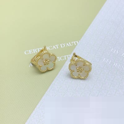 New Floral Jewelry Earrings Floral Stud Earrings European Style Best Seller Earrings Gold VAN CLEEF