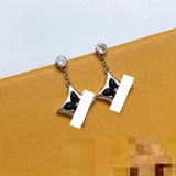 2026 New Hot Seller Minimalist Floral Earrings Versatile Earrings Wholesale VAN CLEEF