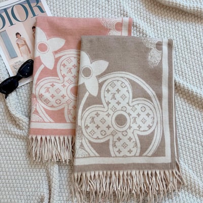 Louis Vuitton scarf size: 180-60cm