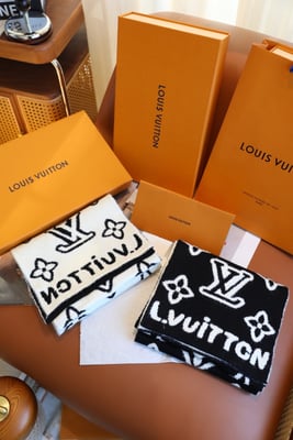 Louis Vuitton scarf size: 180-60cm