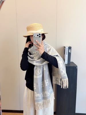 hermes scarf. Size: 180-60cm