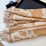 Louis Vuitton scarf. Size: 180-60cm