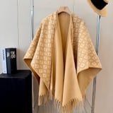Fendi. cloak IN wool and cashmere Material: Wool and cashmere blend Size: 140 * 140
