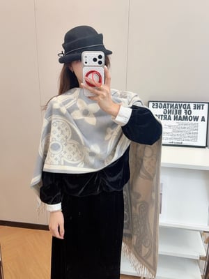 Louis Vuitton scarf size: 180-60cm