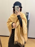 Fendi. cloak IN wool and cashmere Material: Wool and cashmere blend Size: 140 * 140