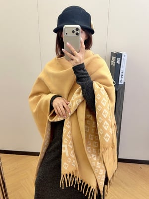Fendi. cloak IN wool and cashmere Material: Wool and cashmere blend Size: 140 * 140