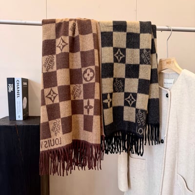 Louis Vuitton scarf size: 180-60cm