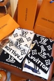 Louis Vuitton scarf size: 180-60cm