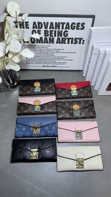 Louis Vuitton handheld change purse P22 with box