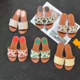 Louis Vuitton flip flops women 2024 summer new v letter slippers fashion outer wear lightweight flat beach shoes women slippers