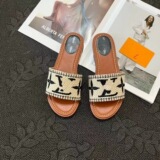 Louis Vuitton flip flops women 2024 summer new v letter slippers fashion outer wear lightweight flat beach shoes women slippers