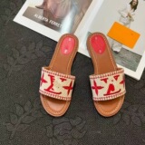 Louis Vuitton flip flops women 2024 summer new v letter slippers fashion outer wear lightweight flat beach shoes women slippers