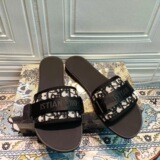 New D Home Embroidered Slippers Women's Summer Outerwear 2024 Fashion Word with Pattern Design Velcro Flat Slippers
