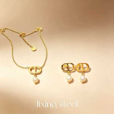 Dior titanium steel love necklace European and American light luxury niche design sense luxury sense fashion trend net red explosion collarbone chain