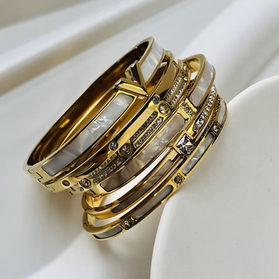 Titanium steel V-letter bracelet wholesale imitation shell design big brand letter foreign trade hot item simple personality niche